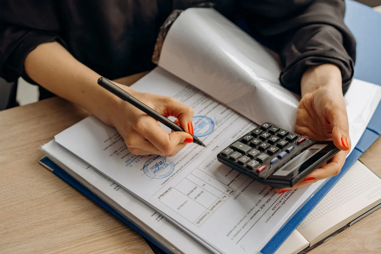Advogado com calculadora e documentos