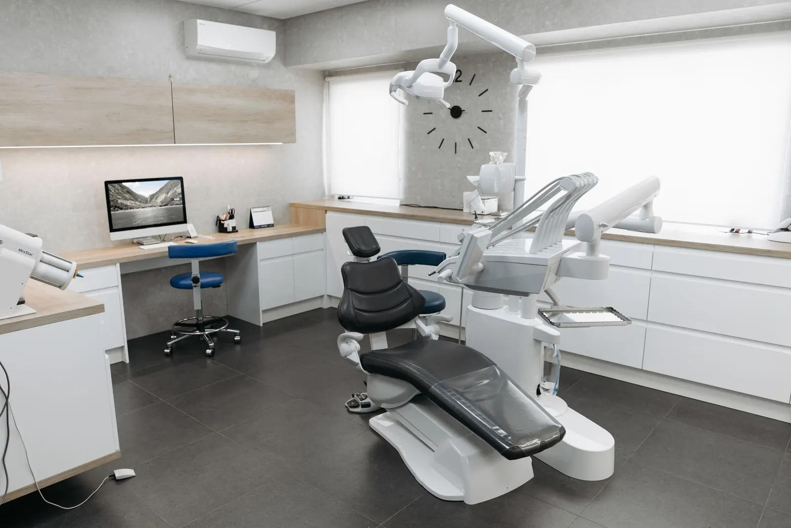 Consultório odontológico com cadeira e computador