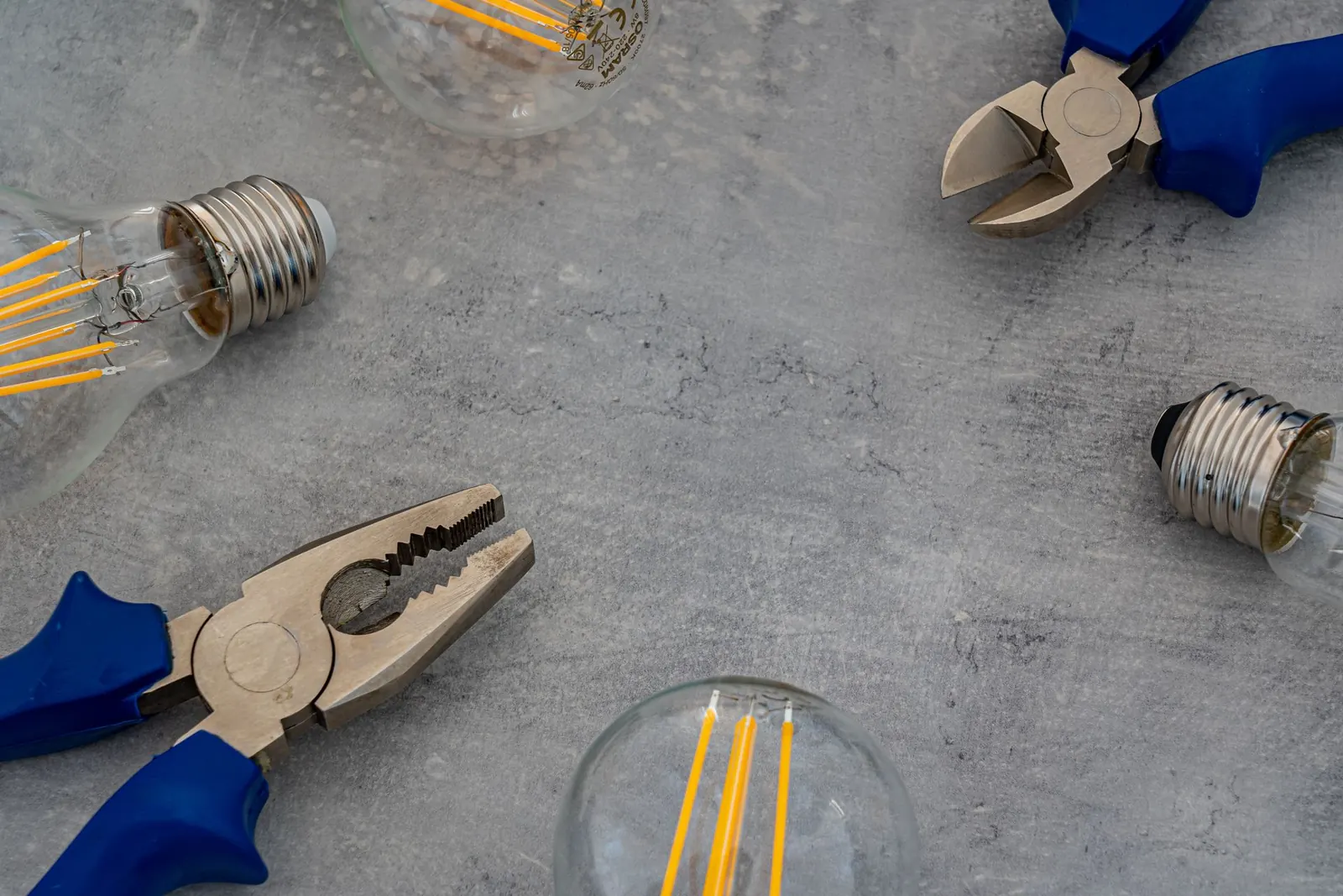 Prateleiras de loja de materiais elétricos