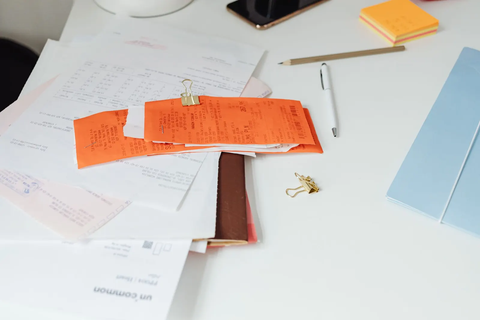 Notas fiscais e documentos sobre mesa de escritório
