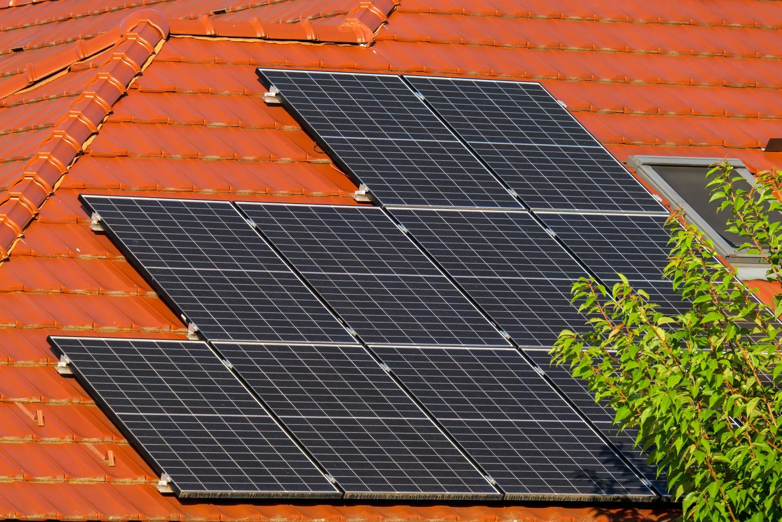 Painéis solares em telhado
