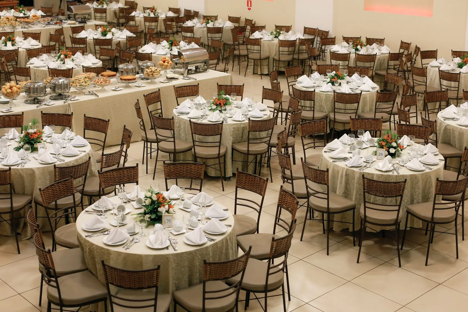 Salão de buffet com mesas montadas