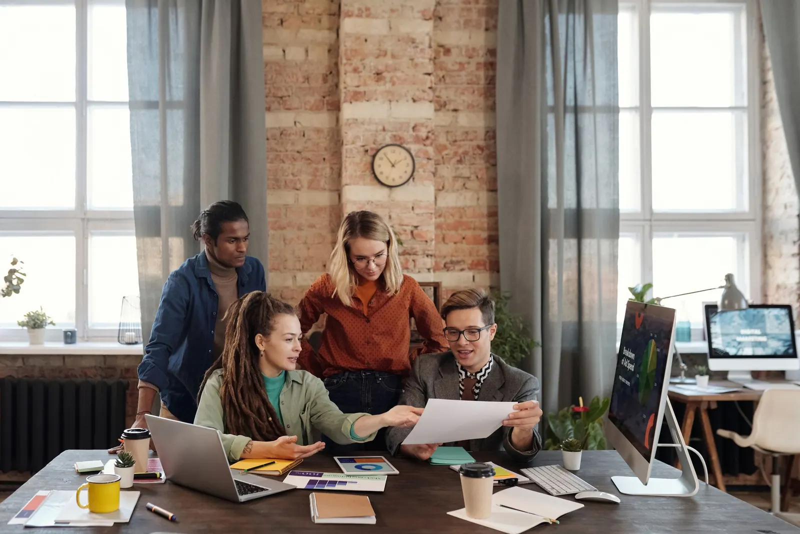 Equipe de agência de marketing trabalhando em computadores